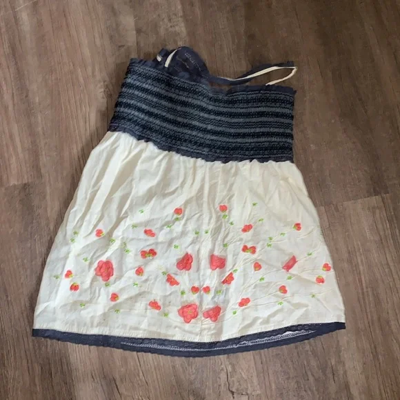 Twenty one top. Size small. Tank top. Super cute flower details. - Picture 4 of 7
